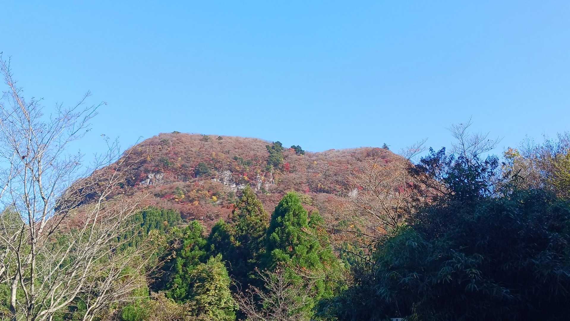 下山して登った山🏔を見上げた👀
写真より肉眼の方が綺麗に見えると、同じく隣で写真を撮っていたマダムが言っていた。ホントそれ😂
