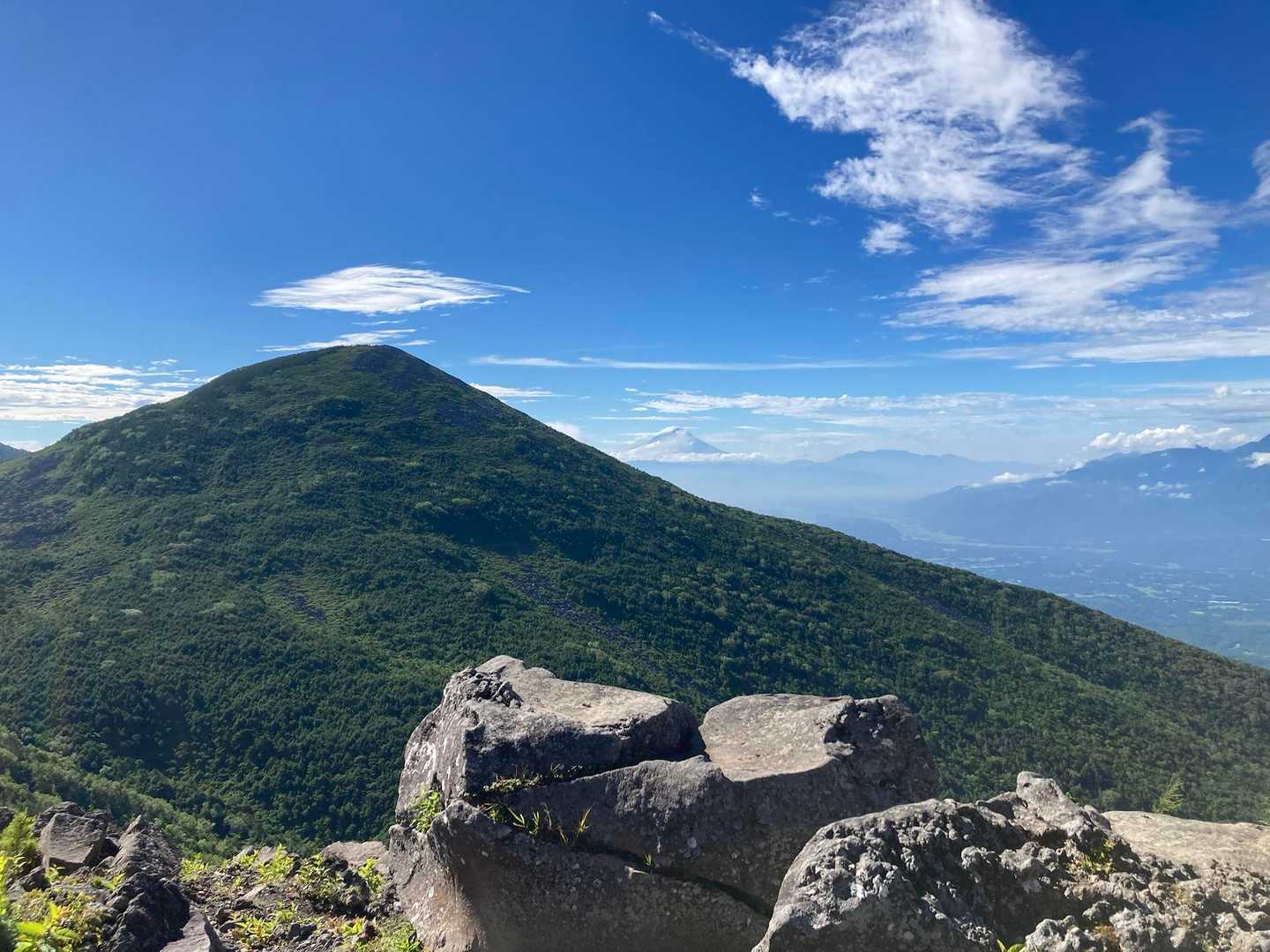 西岳からの編笠山と、奥に富士山です🗻
西岳登頂時点で、かなりの疲労感ですが、これから編笠山まで登らなきゃなりません。
権現岳なんて絶対に無理です。