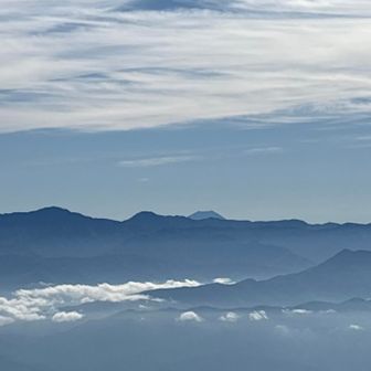 遠くに富士山の頭