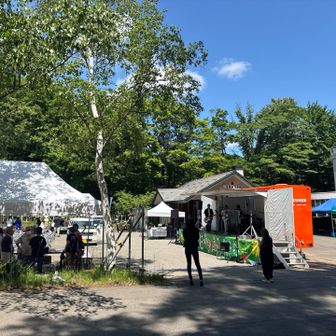 登山口前の施設の広場でお祭り