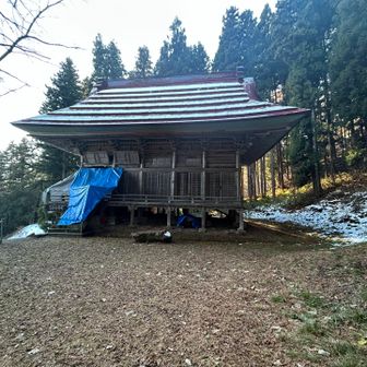 お堂はビニールシートを被せられ、残念な感じに…
多分雪対策。