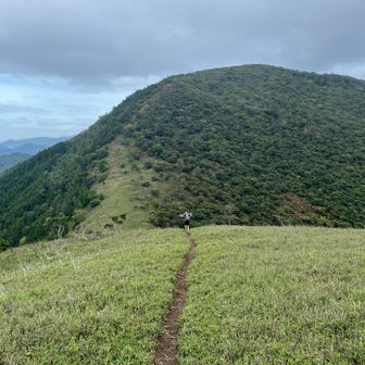 ラストの下り。
先に登った赤石ヶ岳と笹のトレイルがいい感じでした✨