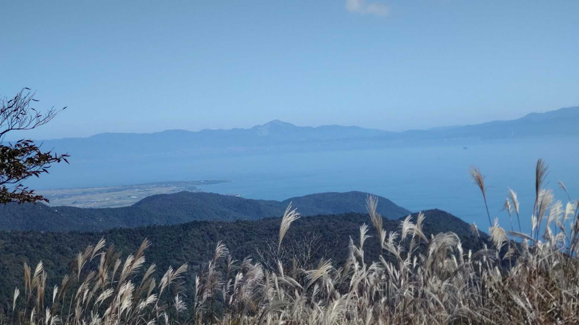 ススキと琵琶湖と伊吹山