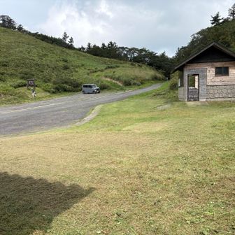 スタート地点の、駐車場
広場や東屋の周り、さっぱりきれいに🌱
朝到着したときから草刈りをしておられていた方に
ごあいさつして、少しお話し。
岡山から？どうしてここに来ようと思ったん？と
前にテレビでここの登山が紹介されてたのを見て

この辺りはずっと雨が降っていないとおっしゃっていました。
地域によっては大雨で、大変なのにねと

山には熊、イノシシ、ムジナ、モグラ、鹿もいる
そういえば鹿の骨、草陰にありました…

気をつけてお帰り、とうれしい言葉☺️