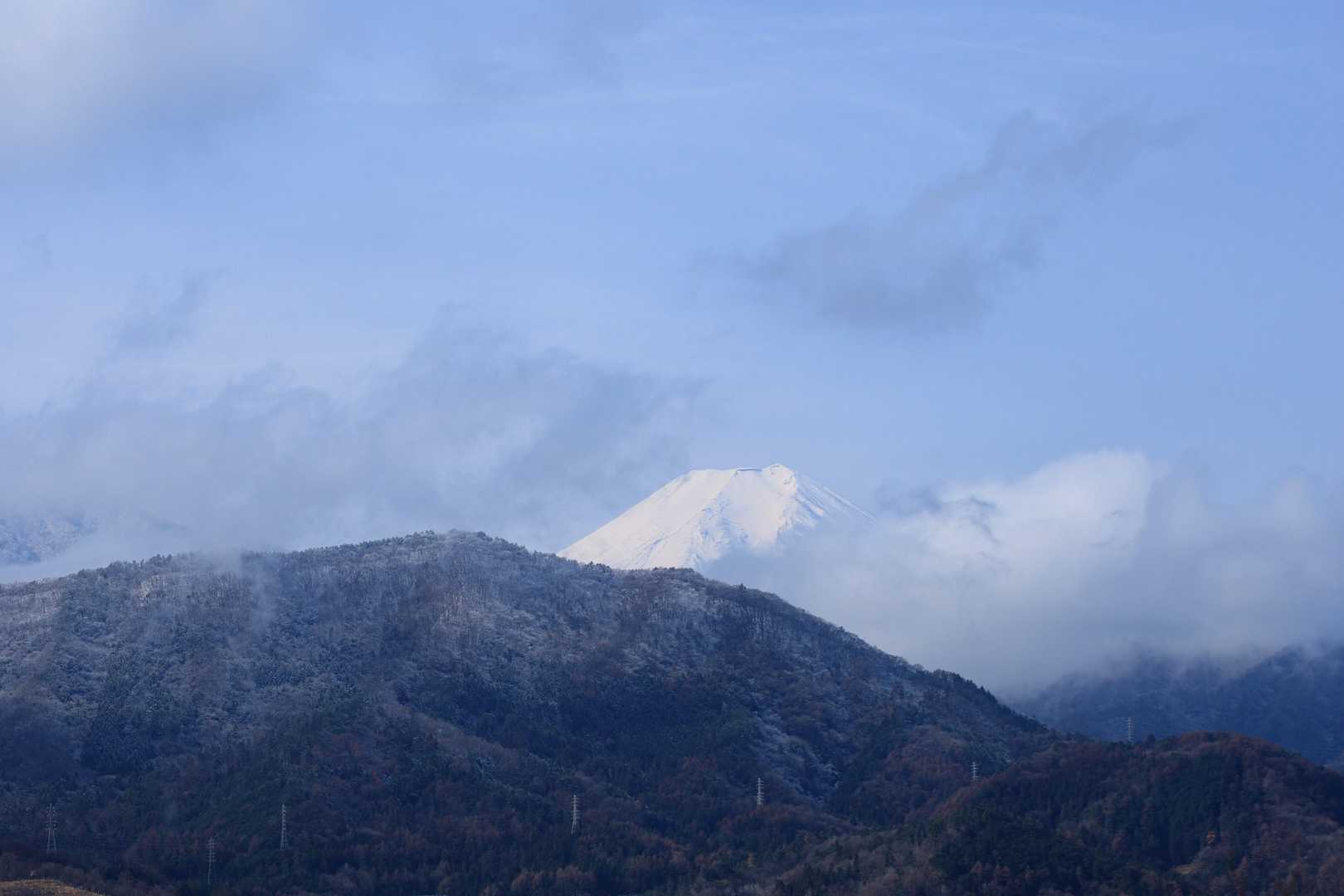 本日は雲が多め

なんとか一瞬顔を出した富士山は
見えてる限り真っ白でした