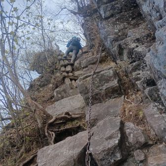 アスレチックのようなところがいくつもあり、慎重に楽しんで満足そうな山友さん😊