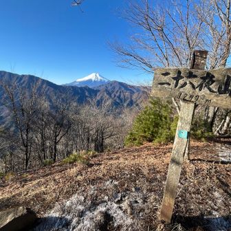 左手の御正体山と右手の杓子山の先に見事な富士山を望むことができました😆