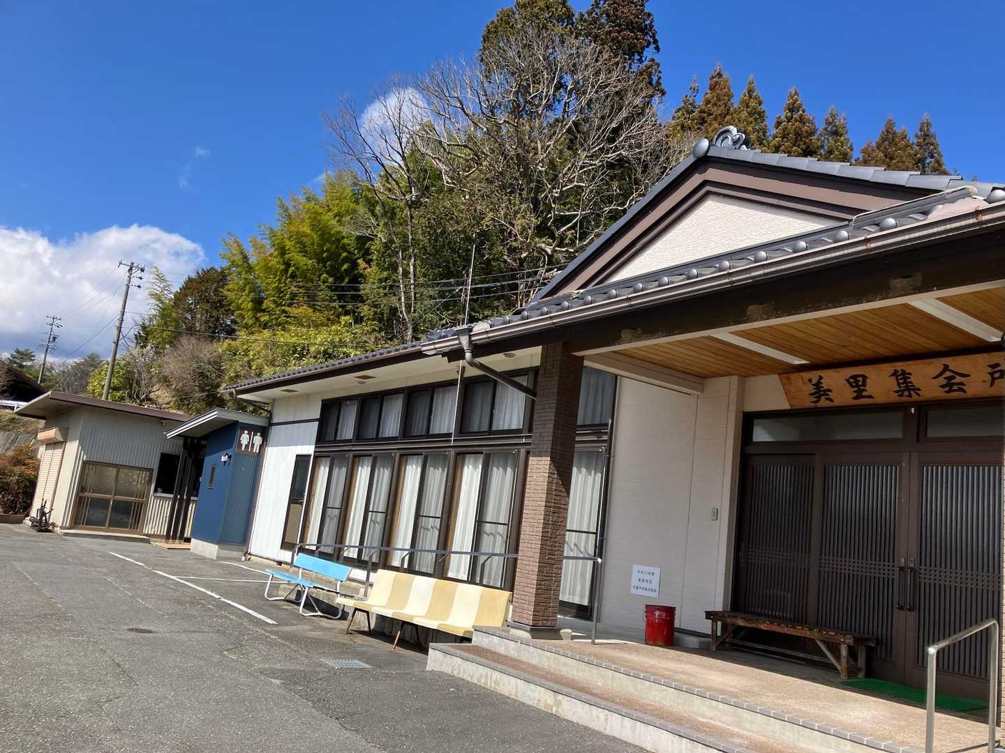 下山しました。
トイレ探しました。奥にあります⬆️