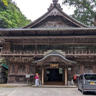 激下りの末、別格13番　到着。
元は三角寺の奥の院。今は、弘法大師をご本尊とする寺院です。大きな宿坊だったそうで、建物は迫力ある。😳😳😳