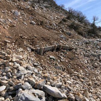 斜面が崩れて登山道が荒れていました。