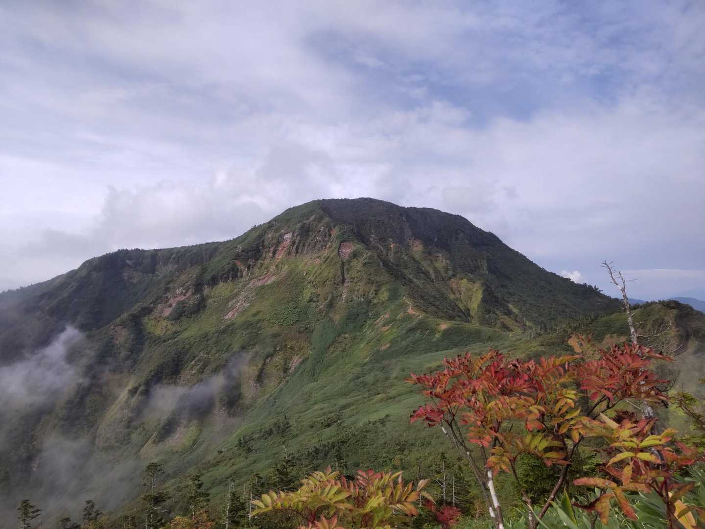 神楽ヶ峰に登ると、苗場山が姿を現しました。
とても明るい絶好の行楽日和です。