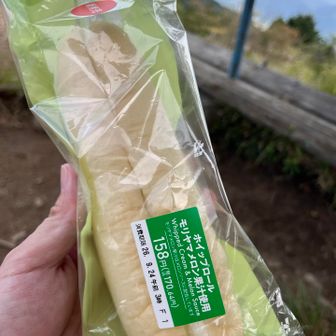 今日の山頂メシ、セブンのホイップロール🤤