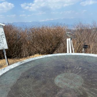 霧訪山頂上は春霞の展望
