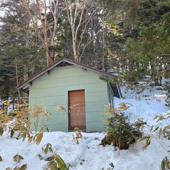 大樽避難小屋に到着する頃には、右足の内くるぶしも痛み出す…