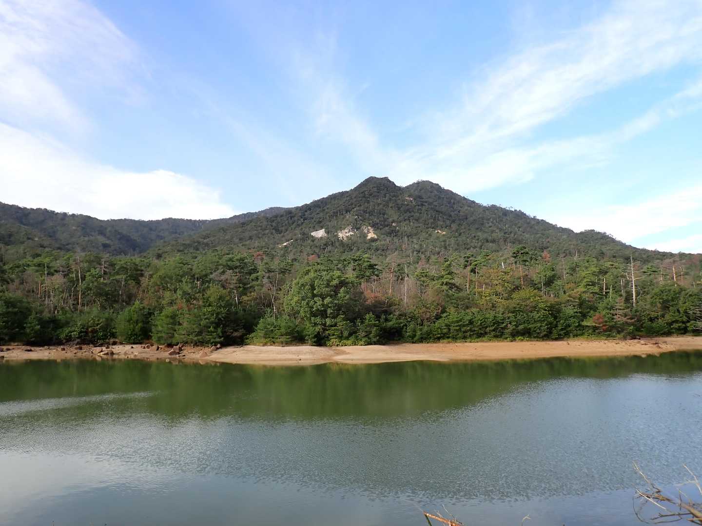 北原の溜🔵に寄る・・登山道の矢印を忠実に行くとここは通らない。