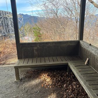 ピンク色の女性用のメガネが入った茶色のメガネケース誰か忘れてられますよー❗️