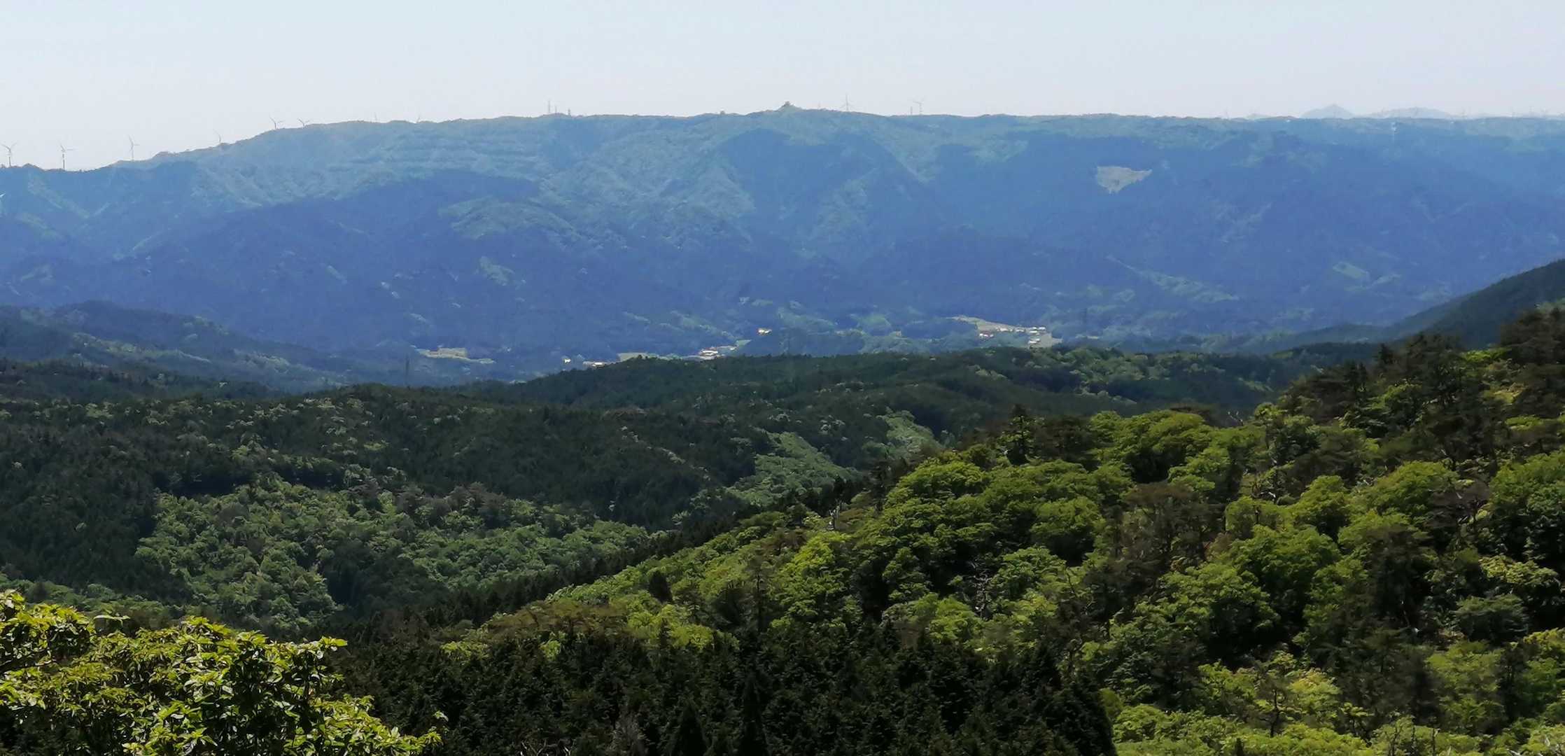 霊山山頂から南方向。青山高原の稜線。