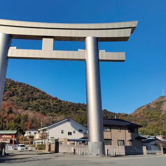 鹿嶋神社の大鳥居をくぐり神社本殿へ