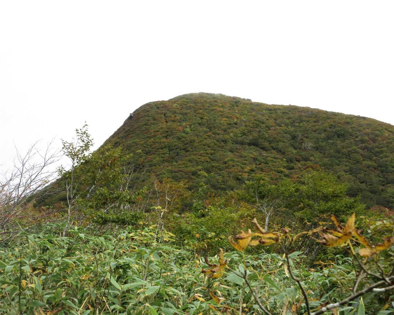 
山形神室岳から鞍部のダンゴ平を経て仙台神室岳に登り返し