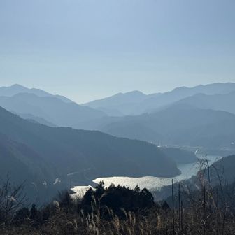 左が大山、右が丹沢の山々、水墨画のよう