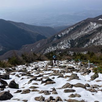 最後の登りは岩が見えています