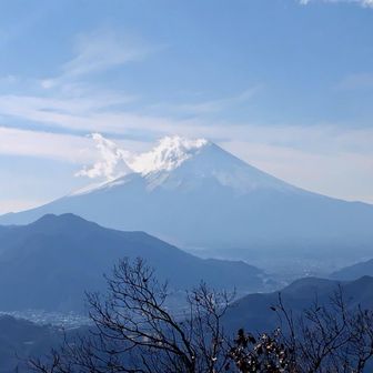 正面にはでっかい富士山。
これを見たくて、みんな登ってくるんだろうなぁ〜！