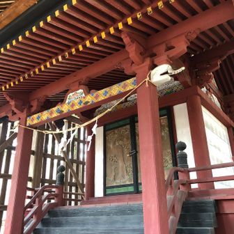 駐車場向かい側に春日神社
本殿は県指定有形文化財です。
