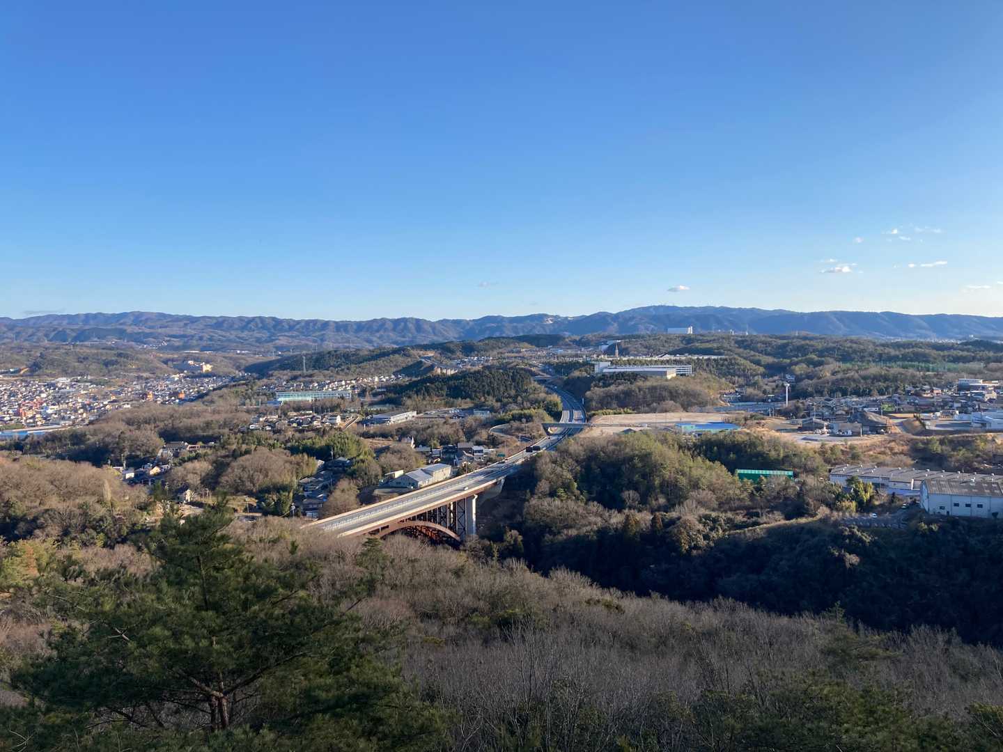 ここがゴール！土岐プレミアムアウトレットと高速道路がよく見える