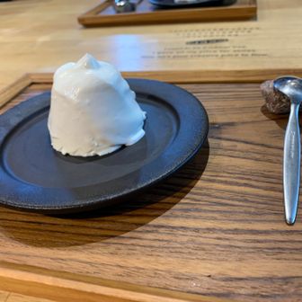 湯俣山荘まで戻って噴湯丘パンナコッタをいただきます。
桜チップの燻製香でちょっと大人な味に。