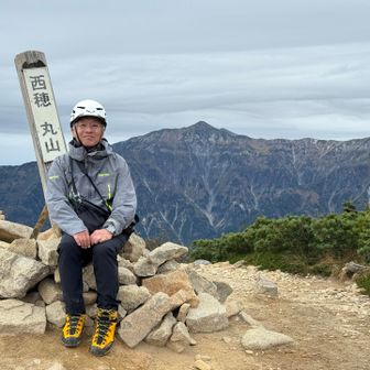 まずは（西穂、丸山）に到着。明日の参考のために、その先の峰々を目視でチェック😅