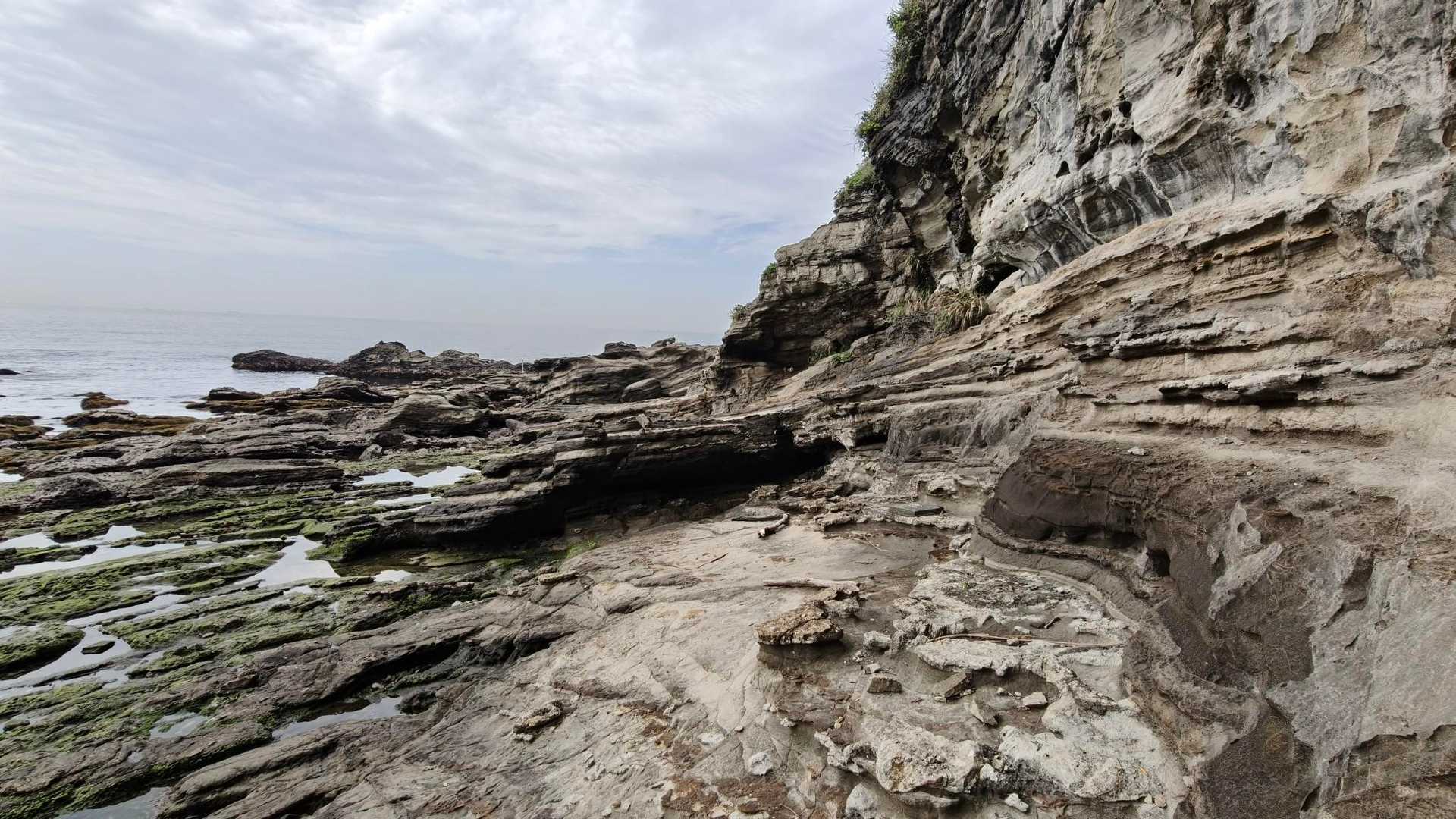 ずっとこんな感じの岩礁の道を行きます。
山の岩場とはまた違って楽しい😁