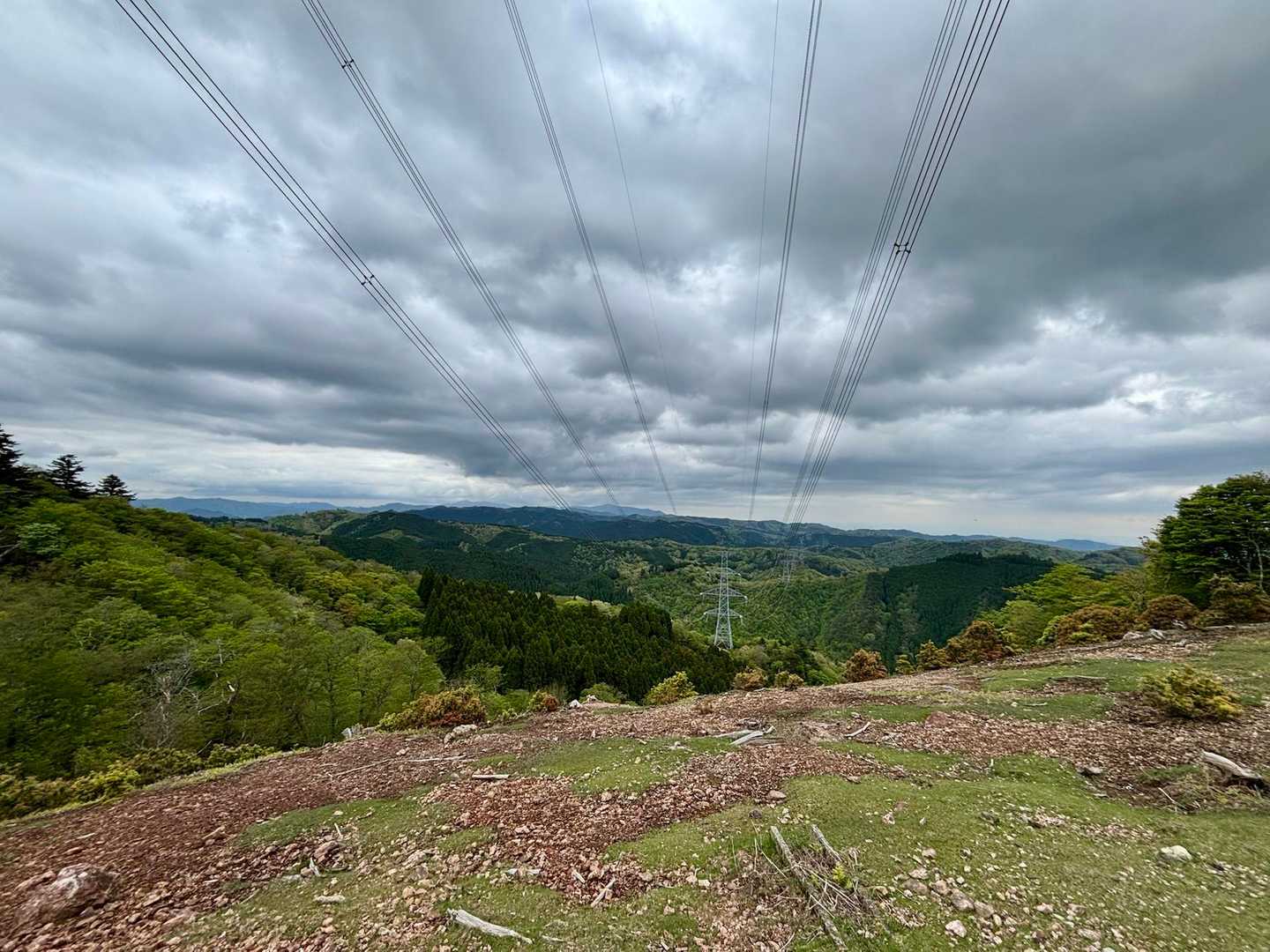 桟敷ヶ岳　山頂手前にある送電線の鉄塔から見た景色