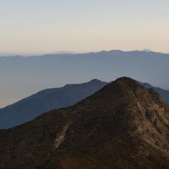 旭岳の奥に見えるのは朝日連峰
朝日連峰の奥には薄っすらと月山⛰️