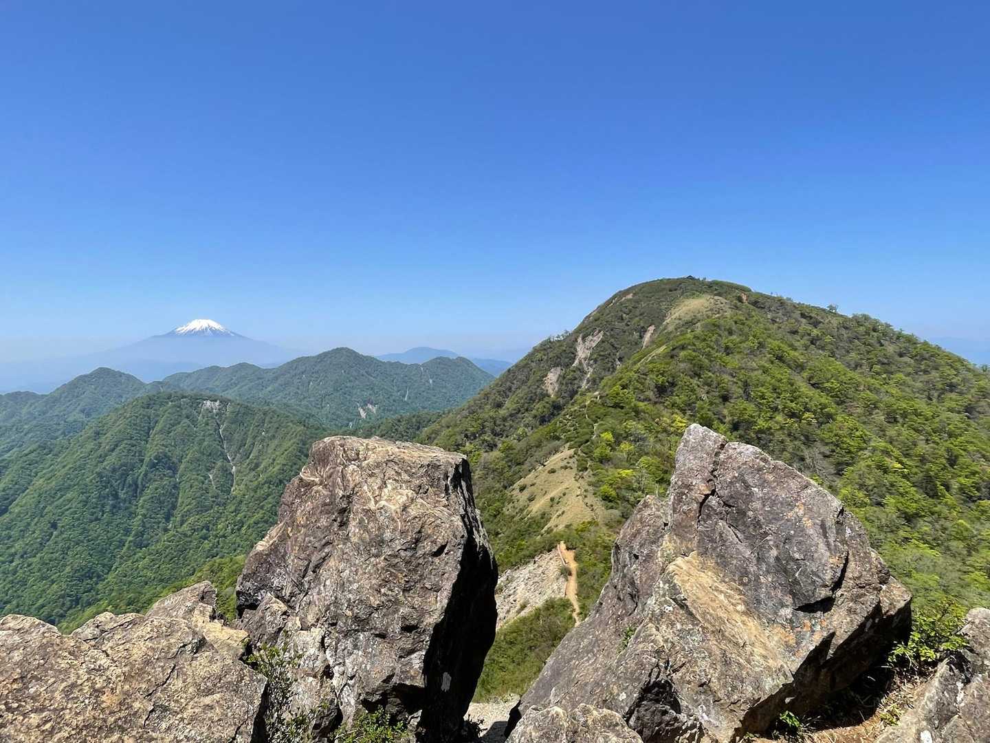 鬼の角から富士山と蛭ヶ岳を望む😆