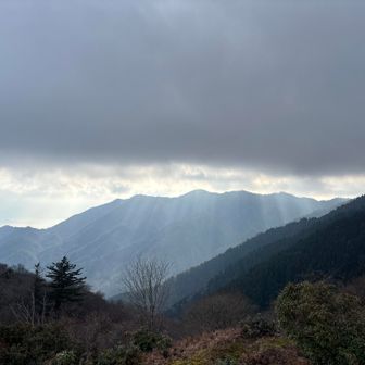 薄いですが釈迦岳？にかかる天使のハシゴ👼