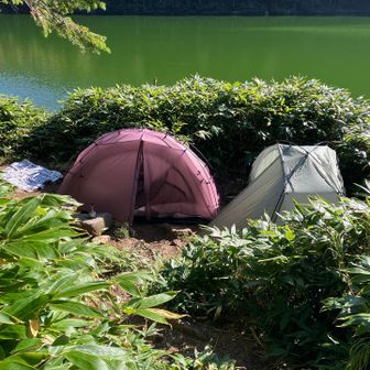 池前に張りました。
昼間は日が当たって暑いけど
夕方から朝はきっと寒いので。
New tent debut 