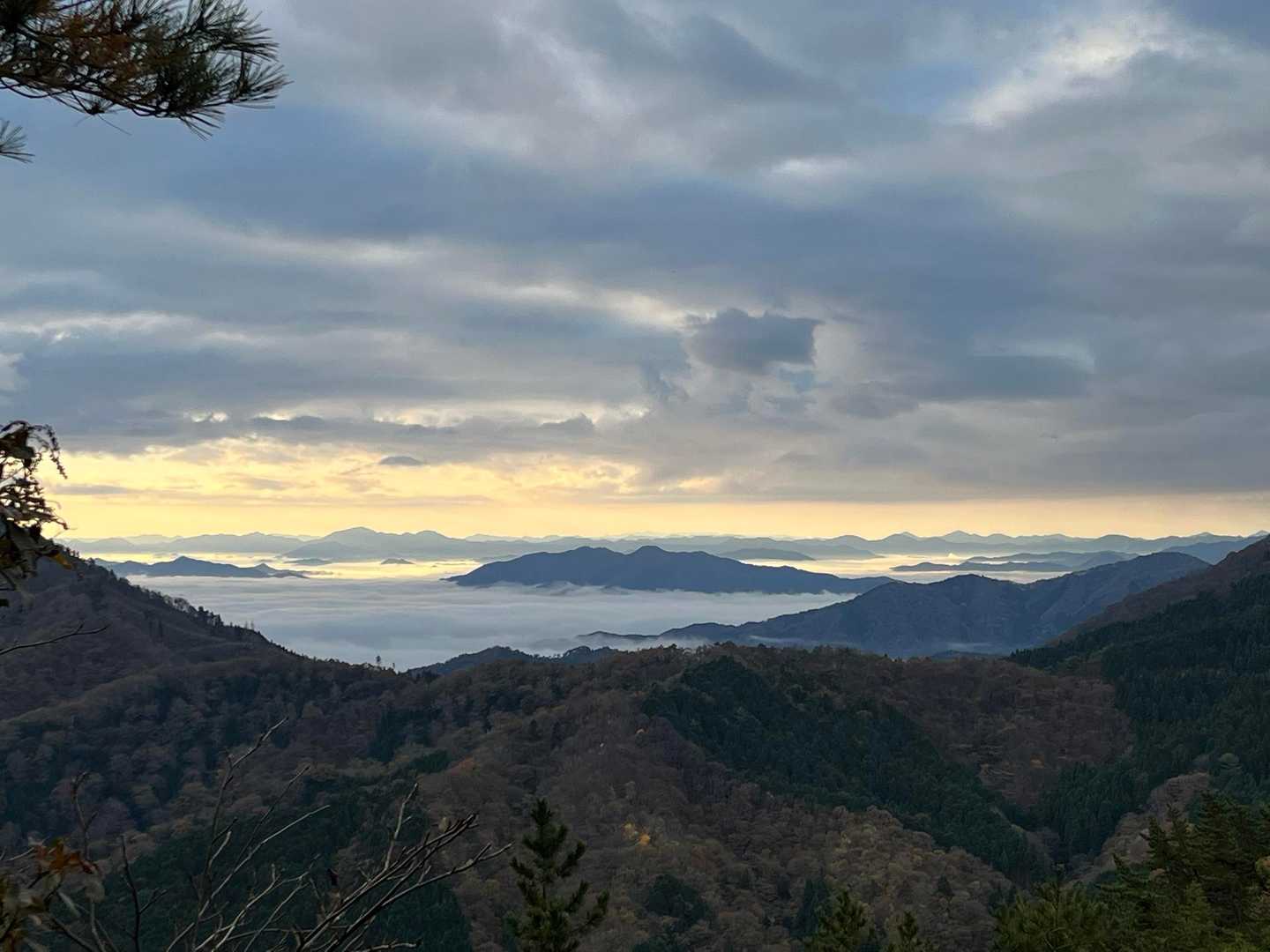 おじさんとお別れして、まずは鍋塚へ
雲海…山頂に着くまで消えずに待っててね