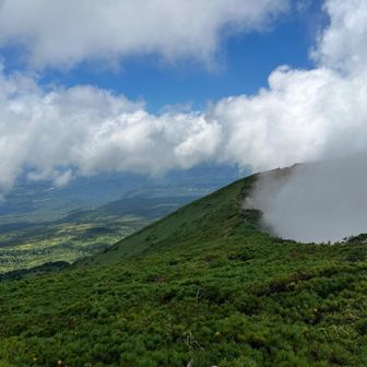 右手の雲は稜線を越えられない。