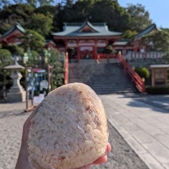 いつもの場所で朝おにぎりとストレッチ
ザックの中で潰れて歪な形に…