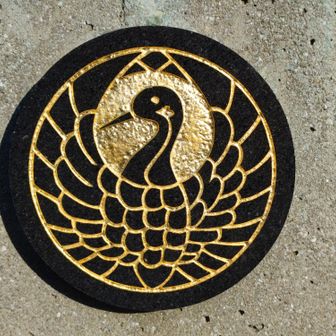 鶴が羽ばたく諭鶴羽神社の神紋