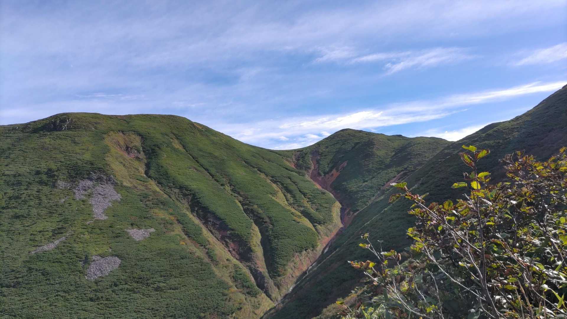ニセイカウシュッペ山往復 | 切り立つ絶壁「大槍」を眺めながら細長い尾根を辿るの写真
