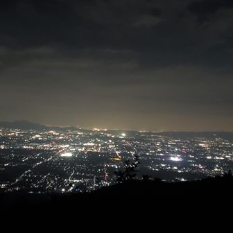 奈良盆地の夜景の向こうに大阪の灯。
二上山、葛城山、生駒山も確認できました。