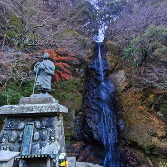白糸の滝とお萬の方の銅像