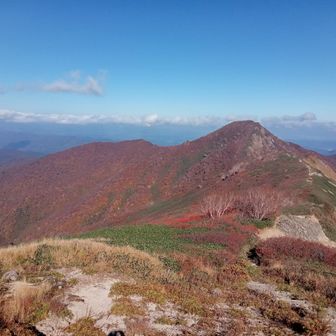 ラスボスの小朝日岳を経て、紅葉の左の稜線を下ります。