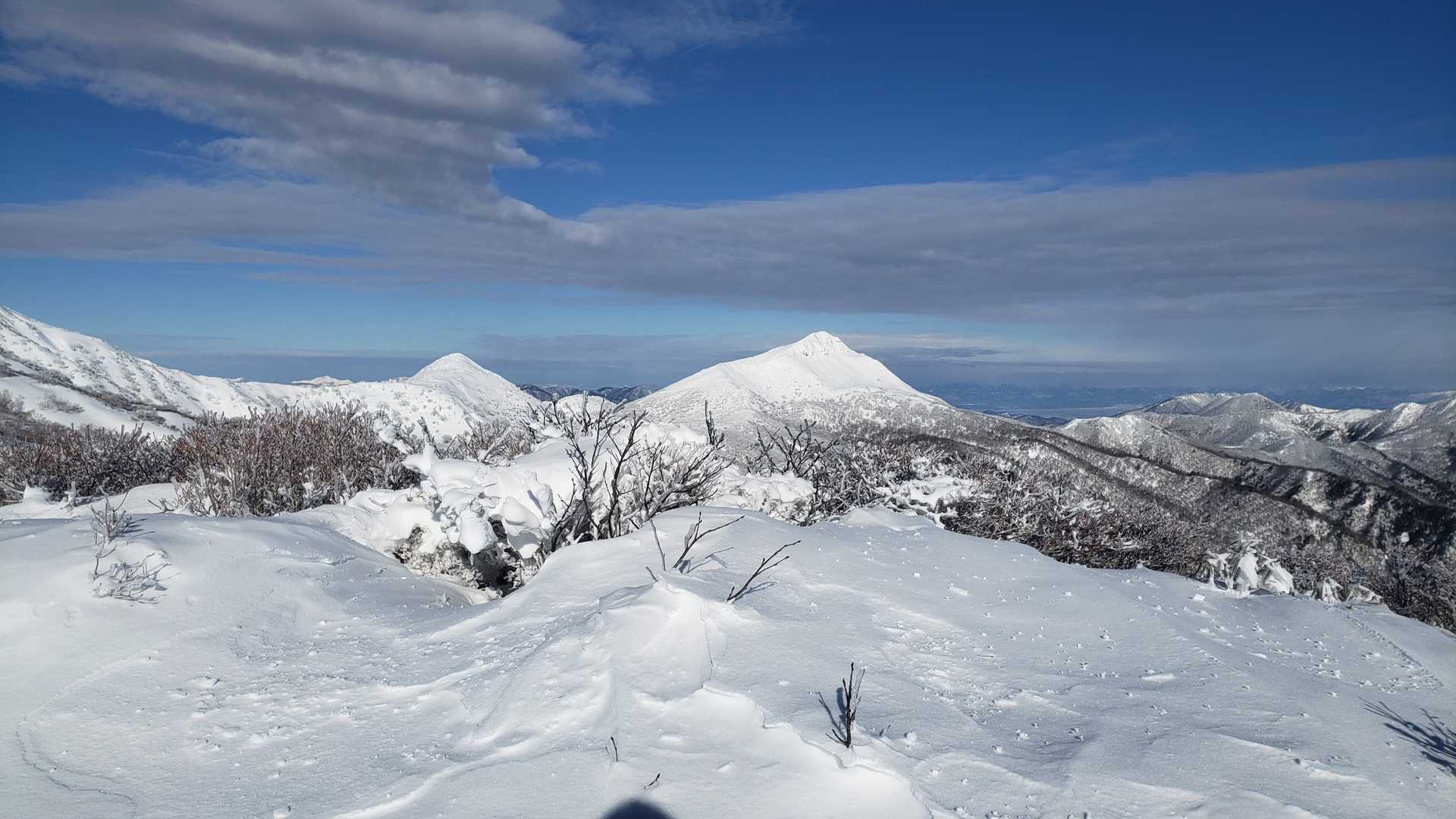 標柱も何もありませんでした…

目の前の一際真っ白なお山は旭岳
綺麗です🏔️