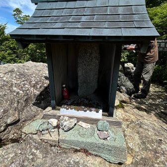 山頂にある祠