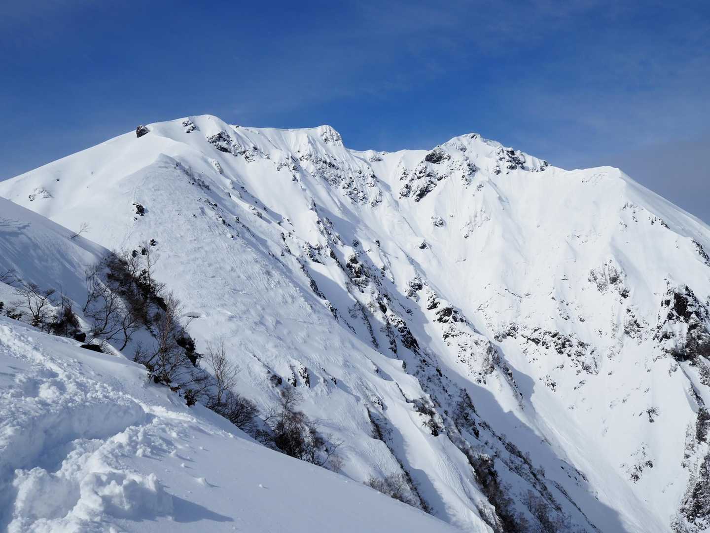 ラクダのコル辺りで視界が開ける。オキトマの稜線と空のコントラストが素晴らしい景色です。