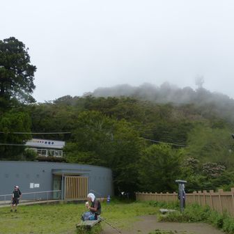 トイレの向こうに男体山。ここでお昼休憩です。