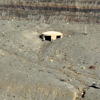 避難壕　半分埋まってる？