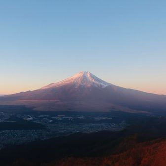 最後のクレナイ
♬〜紅に染まったこの俺を　
　　慰める奴はもういない
　　もう二度と届かないこの想い
　　閉された愛に向かい叫び続けるんだにゃ！